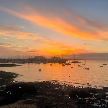 Front Line Port Haven דירה קורלחו