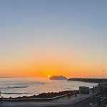 Front Line Port Haven Апартаменты