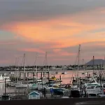 Front Line Port Haven Апартаменты