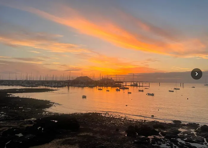 Front Line Port Haven Апартаменты Коральео